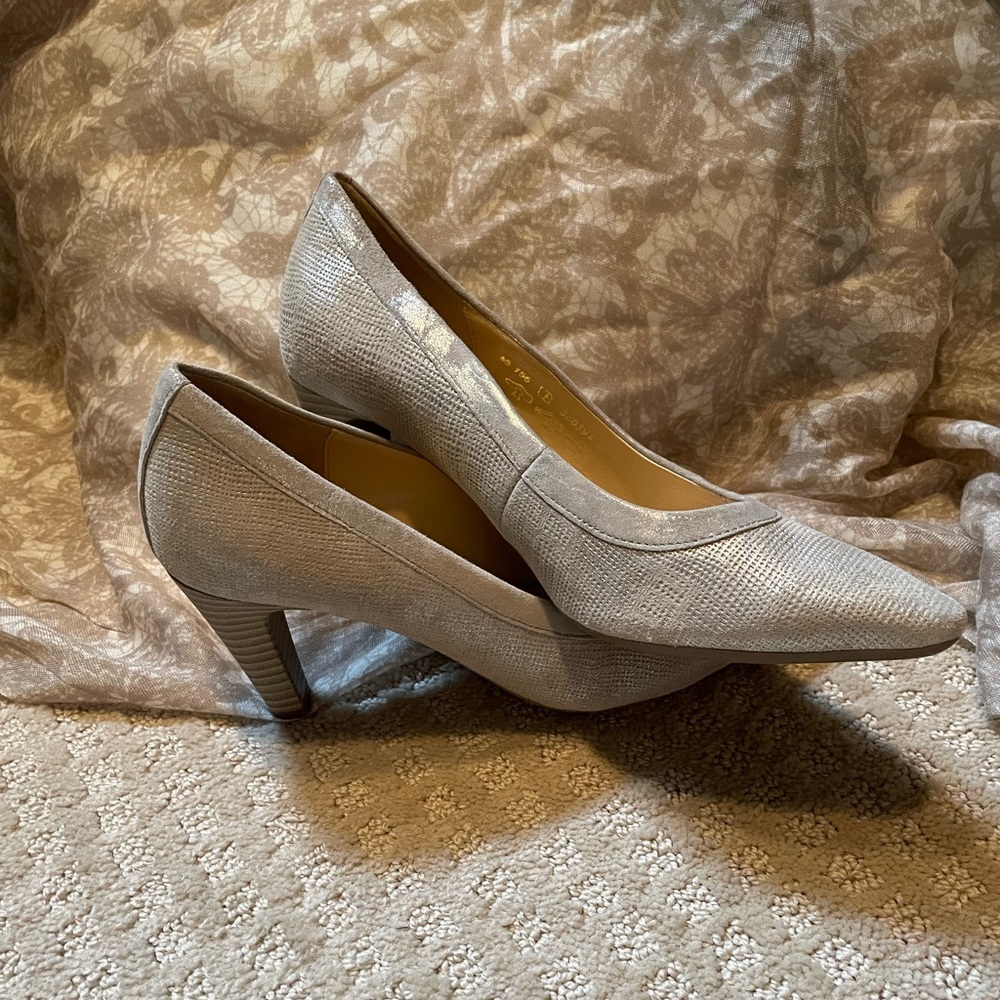 Gabor heels. Subtle Metalic color